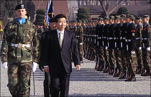 2003년 1월 15일 노무현 대통령 당선인이 서울 용산 한미연합사를 방문해 사열하고 있다. 